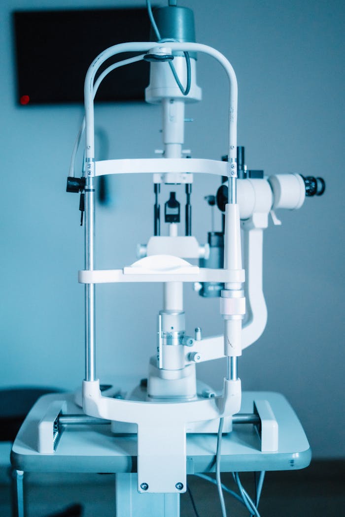 services-02 Detailed view of a digital slit lamp in a professional eye clinic setting, emphasizing clinical technology.